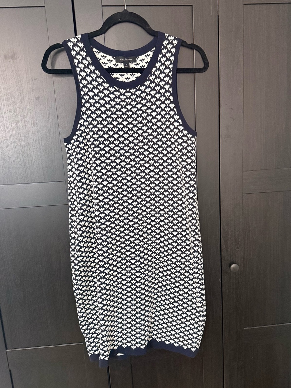 Ann Taylor Navy and White Sleeveless Patterned Knit Shift Dress